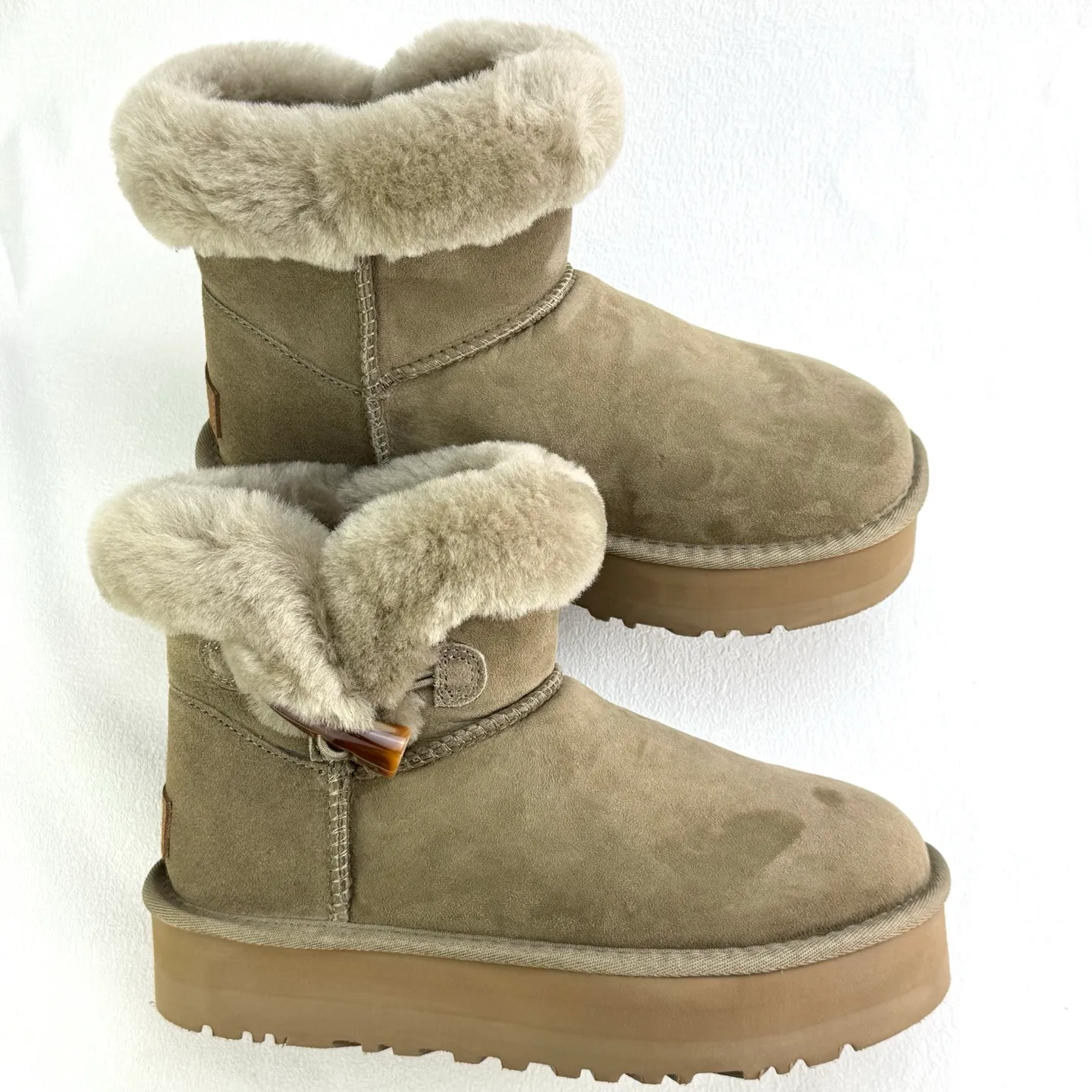 Pick up locally 💰480, the core recommendation is good price, the platform’s foreign trade is exclusive to UGG Classic Short II horn buckle women’s snow boots 1118816 Produced by the ten-year-old brand shoemaking foundry production line, paying attention to every detail, Longfeng A-grade genuine sheep fur, completely following the ZP process. Size: 35 36 37 38 39 40 Number: 29YDEF39